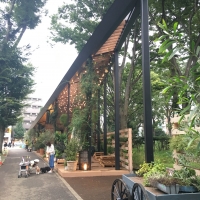 森の中のヴィーガンレストラン