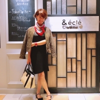 １枚で華やかスカーフコーデ