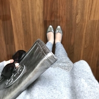 グレー×シルバー シンプルコーデ＆上品ネイル