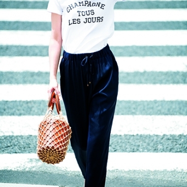 ロゴtシャツコーデ 新しい40代 のためのファッション ライフスタイル誌 Story