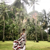 爬虫類柄ワンピースでリゾートを満喫!