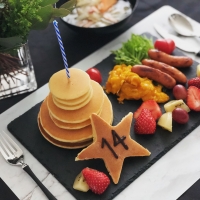 朝食でサプライズバースデー