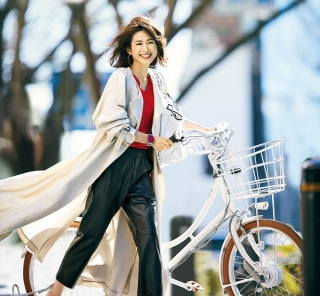 多忙な40代の味方【フェイクレザーパンツ】の力を借りればトレンチも一味違う [4/15 Mon.]