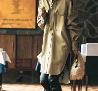 レギンス代わりの【エコレザーパンツ】は40代がちょうどよくモードになれる！［10/24  Thu.］