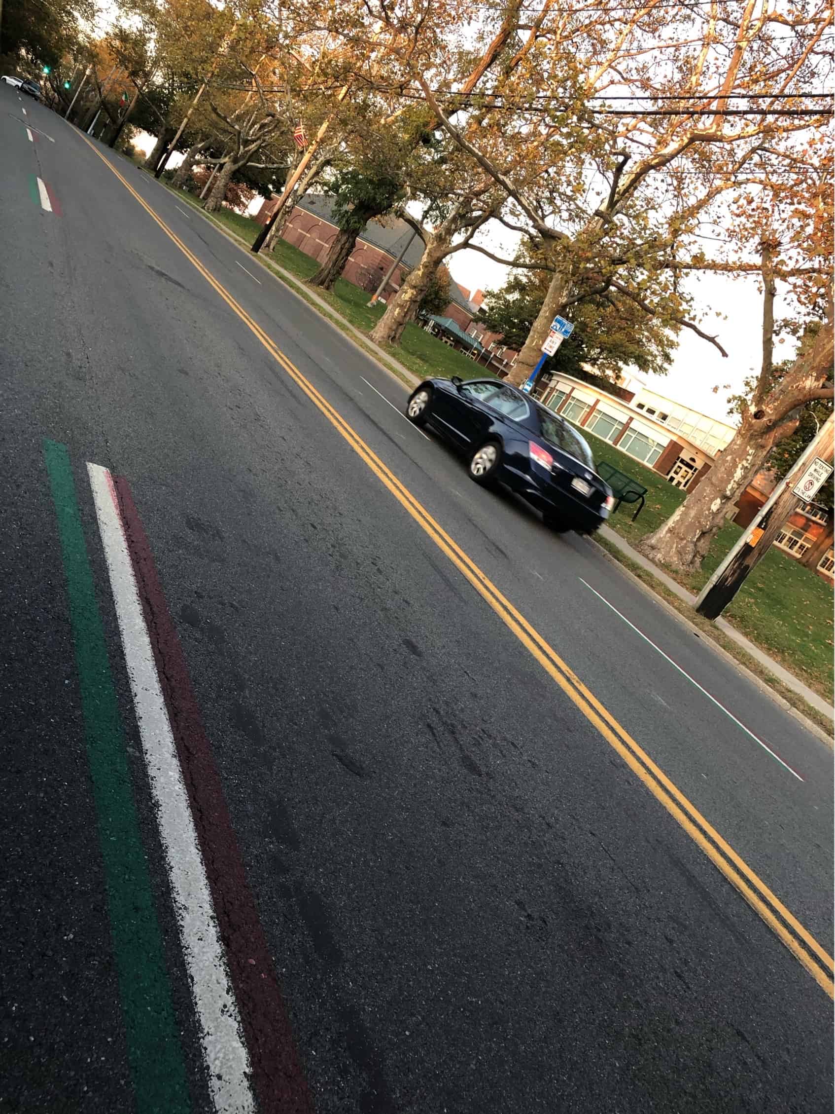 道の車線までイタリアカラーにペイントされました。こういう遊び心もアメリカっぽいところ。