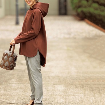 大人のおしゃれパーカーコーデ 新しい40代 のためのファッション ライフスタイル誌 Story