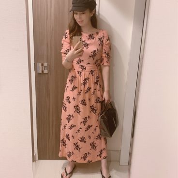 甘めワンピースの外しとしてビーサンを Story ストーリィ オフィシャルサイト