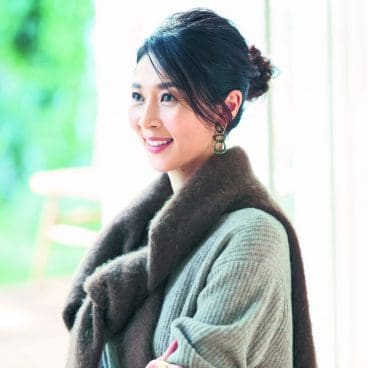 ミディアムヘアでもできるボリュームお団子アレンジ 大人の冬ヘアアレンジ Story ストーリィ オフィシャルサイト ミディアムヘアでもできるボリュームお団子アレンジ 大人の冬ヘアアレンジ Story ストーリィ オフィシャルサイト
