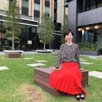 「モノトーン×ヴィヴィッドカラー」コーデ