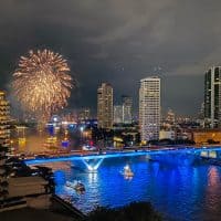 ［バンコク発］リバーサイドで臨むロイクラトン花火