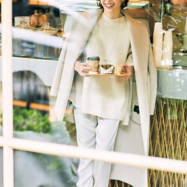 白ニットコーデ｜「新しい40代」のためのファッション＆ライフスタイル 