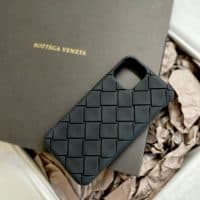 読者が即決！大人にオススメ「1万円台のボッテガスマホケース」