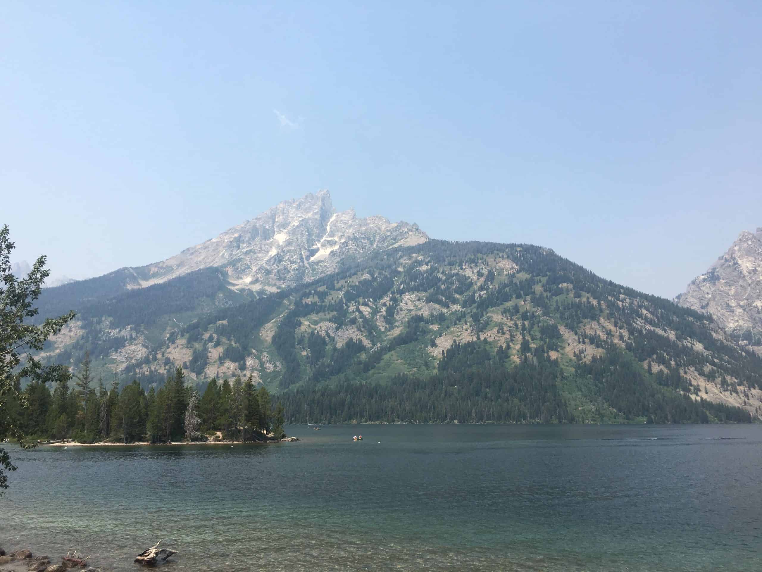 上の写真【絶景がひろがるイエローストーン湖】標高 2,357メートルにあり、美しい景色に癒されました。