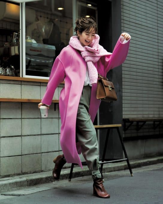 寒い朝も明るいピンクの映えコートで週半ばのモヤモヤを笑顔で解消！［12/1 Wed.］