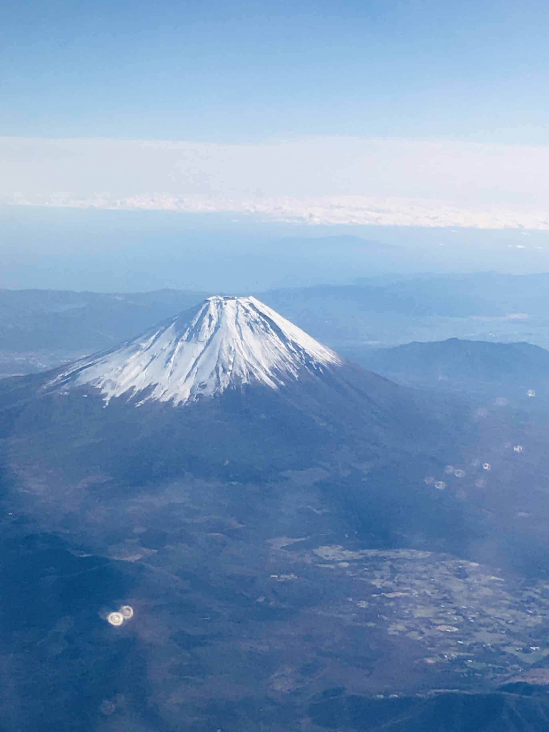 こちらは、2年半振りの日本に帰る飛行機の機内から眺めた富士山です。美しかったです。