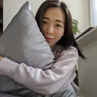 【シルクの枕カバー】で髪しっとりツヤツヤに。