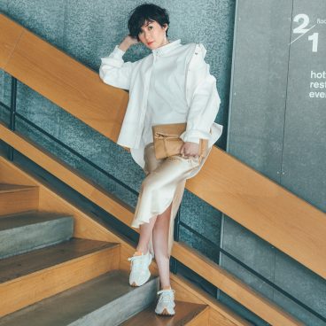 スニーカー通勤コーデ 新しい40代 のためのファッション ライフスタイル誌 Story