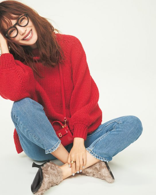 気温の下がり方が気になる今日は、オレンジがかった赤ニットで温もりと元気をチャージ