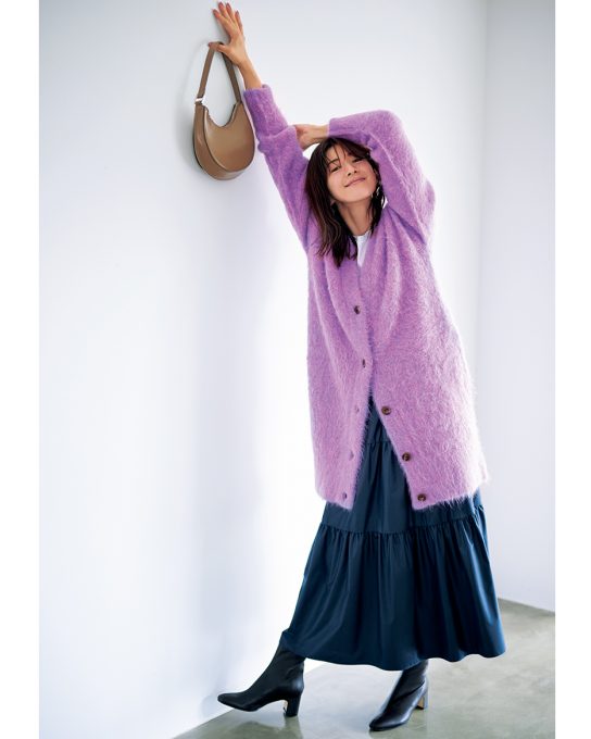 ダウンコートはまだ早いかな？ってときは、ロングニットカーデで対応