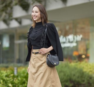 【40代のユニクロコーデ】優しげなベージュスカートをZARAトップスで引き締めて、クール顔に