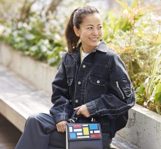 【40代のユニクロコーデ】被りがちモノトーンは、遊びごころある小物を効かせて自分らしく！