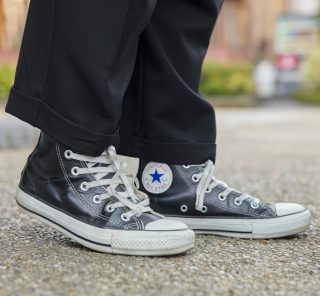 【40代のスニーカーコーデ】汚れてもふき取りやすい、レザー素材のコンバースが大活躍！