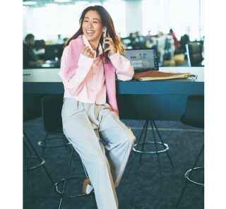 優しげピンクの【短か丈シャツ】でお仕事コーデに更新感を