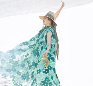 【40代のワンピースコーデ】意志ある大人の花柄で気持ちも装いもパッと開花