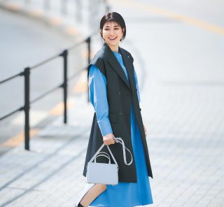 シャツワンピースを【黒のロングジレ】でモードに味付け