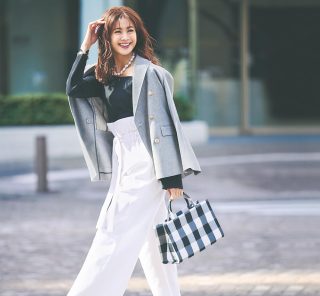 【通勤モノトーンコーデ】を白ワイドパンツと小物使いで夏っぽく爽やかに
