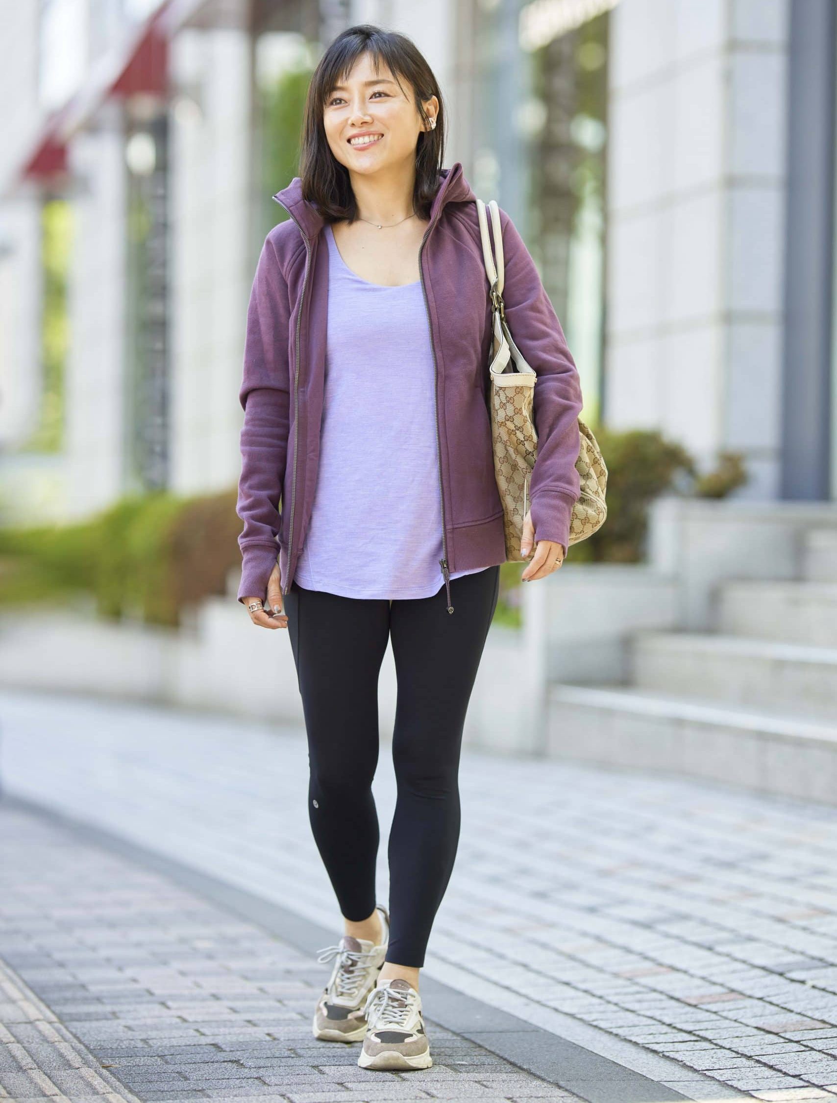 モーブカラーの大人可愛さをアクセントに！｜大人カジュアルのお手本は