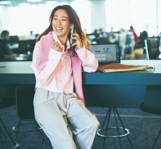 【40代のカラーコーデ】女性の運気にもいちばんいい！「ピンク」をデイリーに着こなすコツ7選