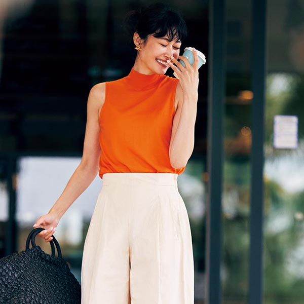 夏を感じるオレンジコーデに【オフ白ワイドパンツ】で優しさをプラス