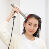 いつものドライヤー時間で頭皮と顔のケアまで！多忙な40代の味方！一台三役の「リフトドライヤー」