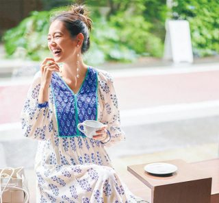リラックスムードの【柄ワンピ】で夏休み前にカフェで一息