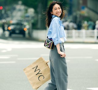 【ブルーシャツ×グレーパンツ】通勤コーデの優等生アイテムをキャラ変するには？