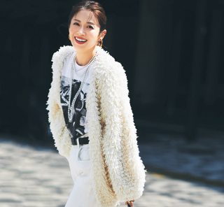 オール白コーデは【ふわふわカーデ×ホワイトデニム】で好印象を引き寄せる