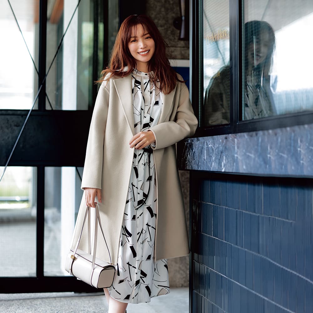 蛯原友里さんが纏う。毎日に役立つ【冬の白ファッション5選】 – STORY