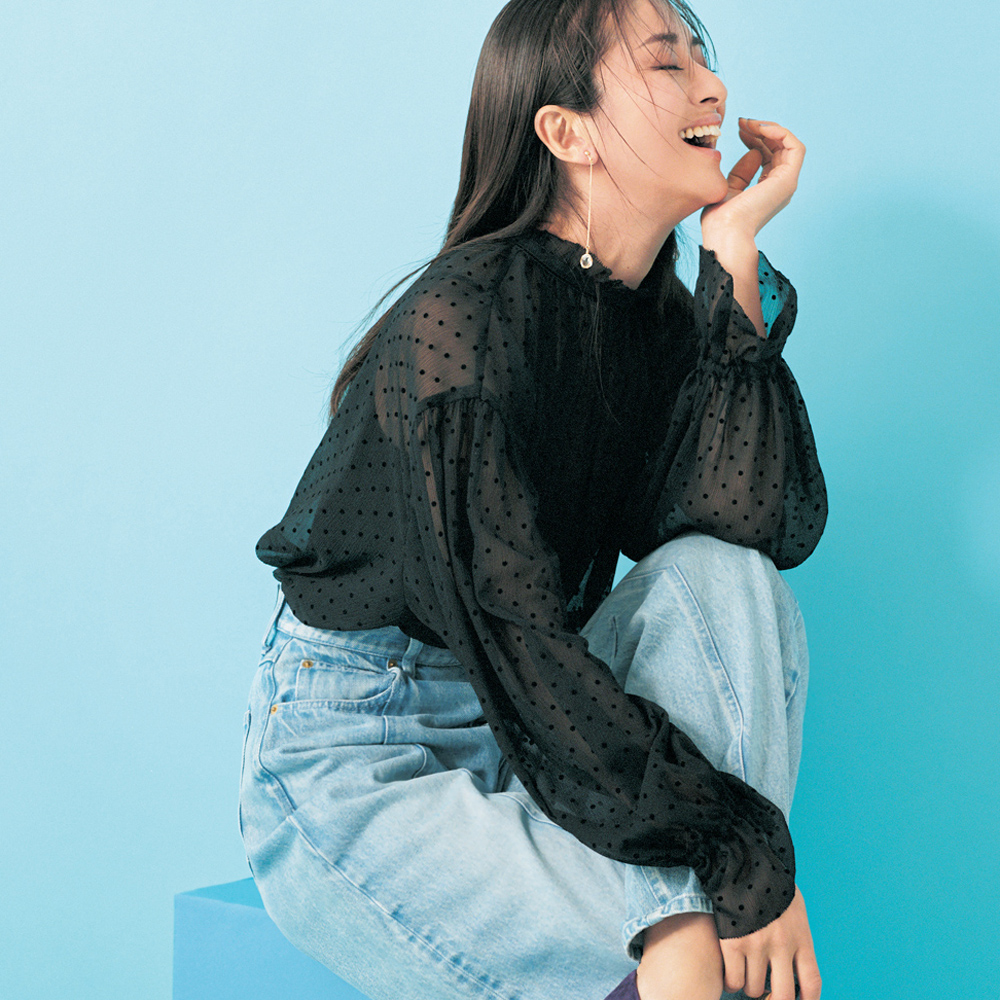 大人可愛い【シアードットブラウス】でデニムコーデをドレッシーに彩っ 