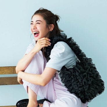 miumiu ミュウミュウ トップス 黒 ポンポン付きフリルトップス