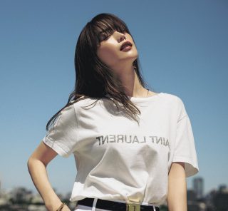 【蛯原友里さん連載｜私へ贈るスモール・ラグジュアリー vol.8】シンプルになる夏コーデにブランドロゴがパワーをくれる！
