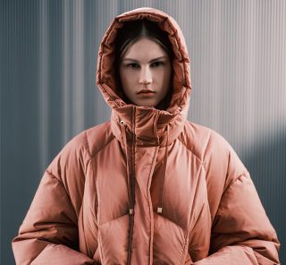 着膨れしない上質な装いに！⽇本⽣まれの【ダウン名品】