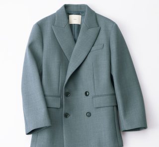 上品シンプル派のSTORYスタッフは、羽織るだけでオシャレ感が増す「グレージャケット」を今の時期重宝