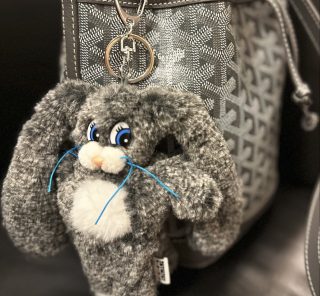 【バッグ、キーホルダー…】STORYモデルが教える、流行“もこもこ”アイテム＜コーデ6選＞