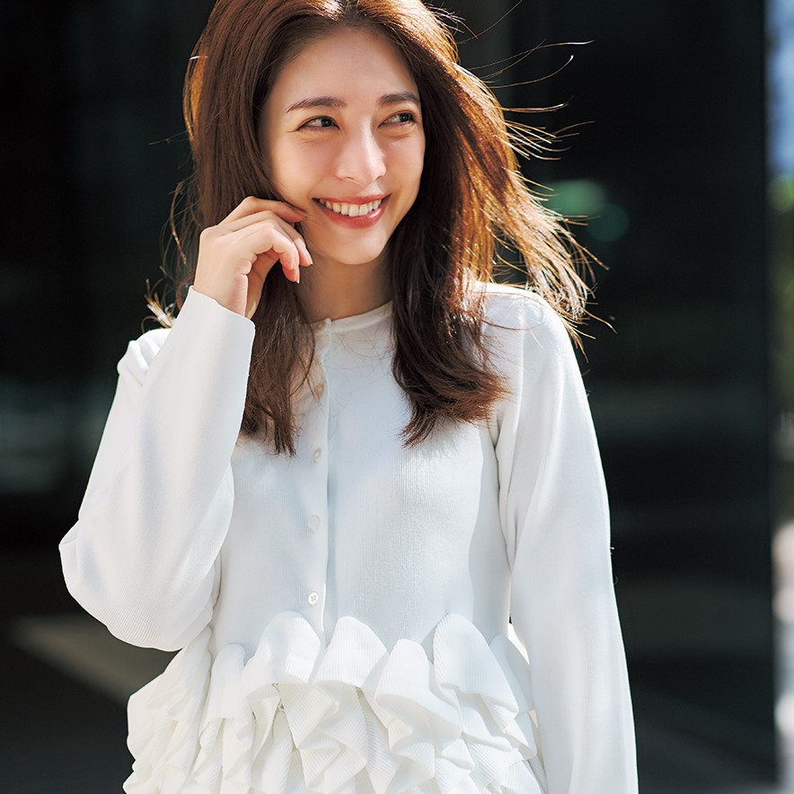 コンパクトで着やすい「フリルカーディガン」が冬の”大人可愛い不足”を