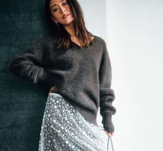 モノトーンでも華やぐ！40代のスカートコーデ【4選】