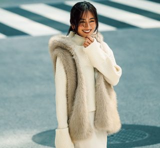 今季は「袖のないコート」で重ね着が大人のトレンドです【コーデ2選】