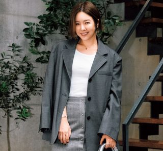 人気のグレーコーデ、ジャケットのサイズ感を変えると見え方も違う！【2選】