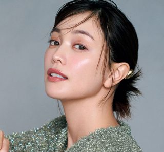 エビちゃんが着こなす！40代の「キラキラ」ファッション&メイクのコツ