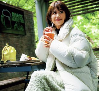 品よく華やか【白ダウンジャケット×ラメニットスカート】でフットワーク軽く